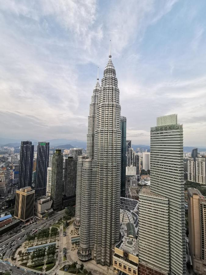 Nếu bạn đang tìm kiếm khách sạn sang trọng và đẳng cấp tại Kuala Lumpur, Sky Suites KLCC là một lựa chọn tuyệt vời. Với không gian nội thất đẹp mắt, tiện nghi hiện đại và tầm nhìn tuyệt đẹp về phố cảnh quan trung tâm, đây là một địa điểm nghỉ dưỡng tuyệt vời cho chuyến du lịch của bạn.